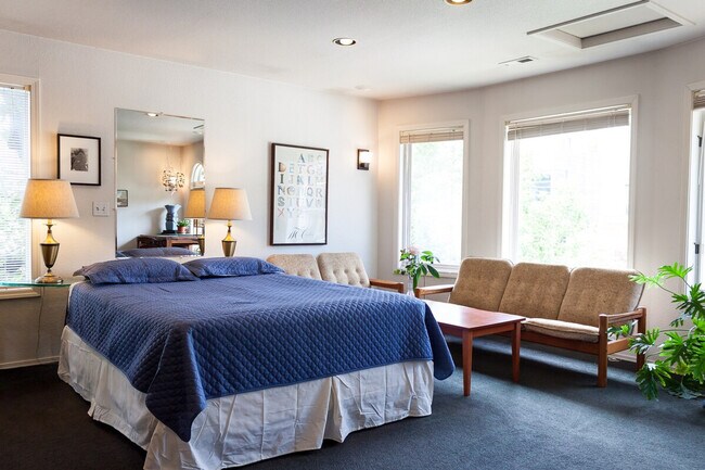 Primary Photo - 2707 E Thomas St