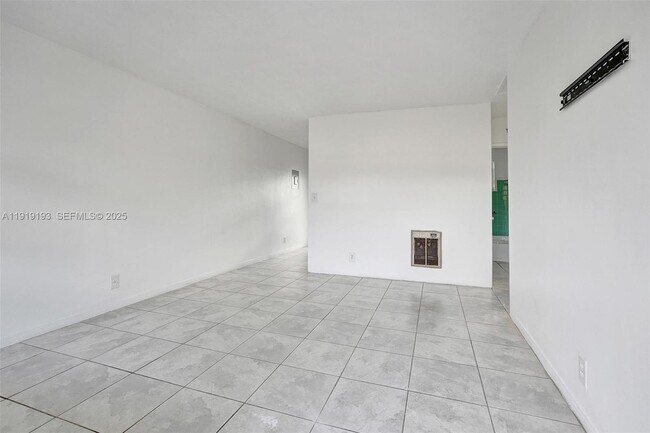 Building Photo - 29 SW 8th Ave