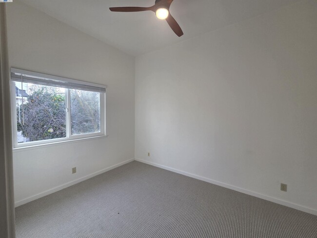 Building Photo - 6084 Vía de los Cerros