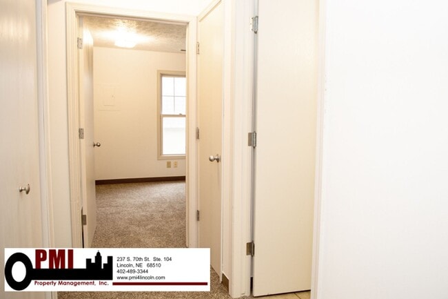 Building Photo - 2 Bedroom and 1 Bathroom Duplex Available ...