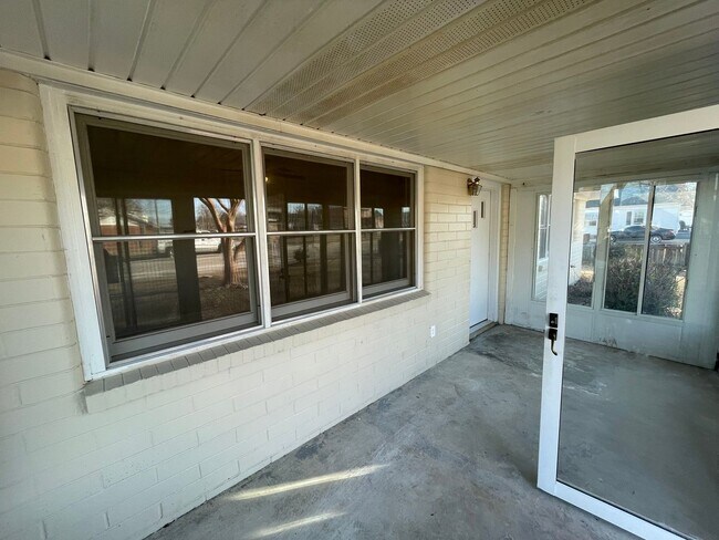 Building Photo - 108 N Saratoga St