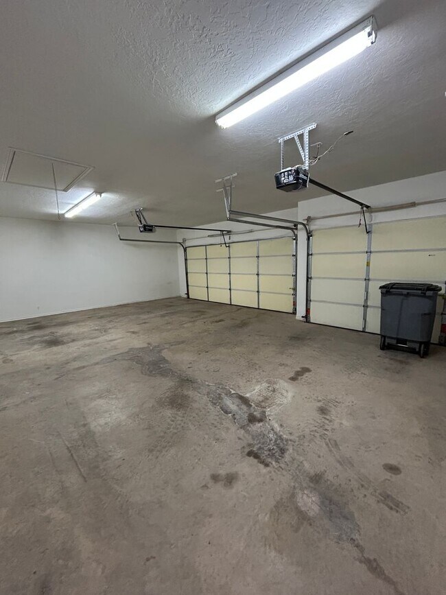 Building Photo - 4 bedroom, 2 bathroom NOW Available!