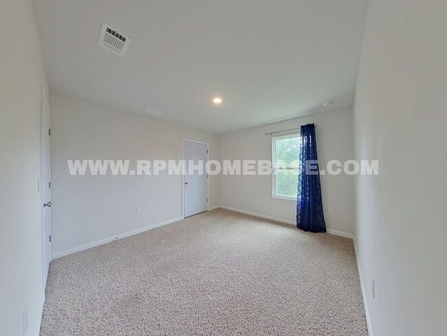 Building Photo - Spacious 5-Bedroom Home with Flexible Livi...