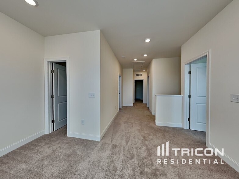 Building Photo - 402 Porterfield Dr