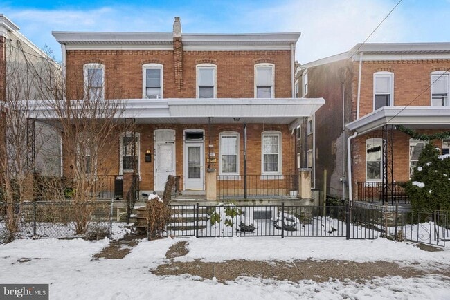 Building Photo - 437 Roxborough Ave