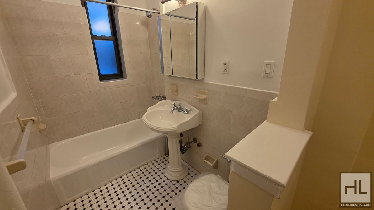 Building Photo - First-Floor Studio with Windowed Alcove in Gramercy