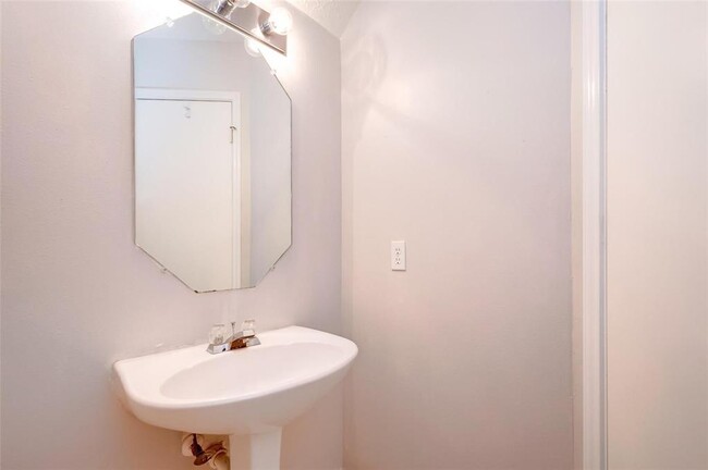 Building Photo - 12654 Pine Bush Dr