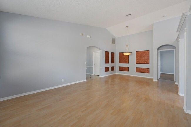 Building Photo - 9520 Lago Dr