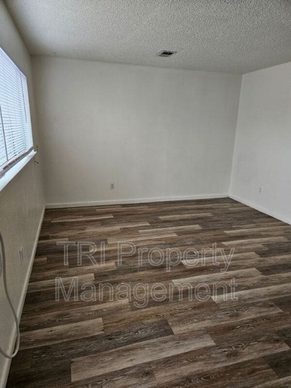 Building Photo - 300 W Union Ave