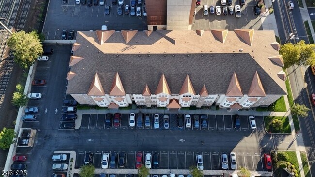Building Photo - 102 E Elizabeth Ave