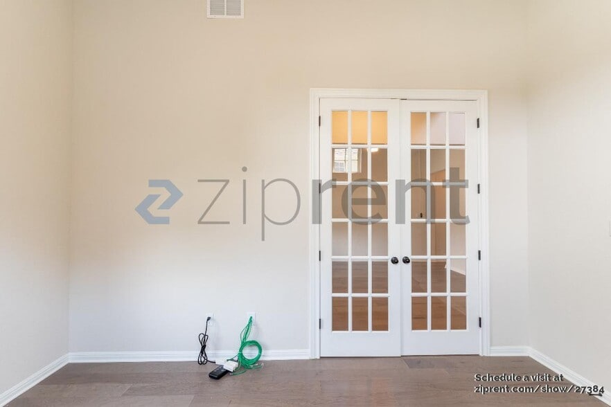 Building Photo - Unit