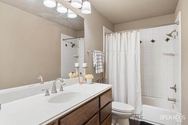 Building Photo - 5009 Lantana Dr