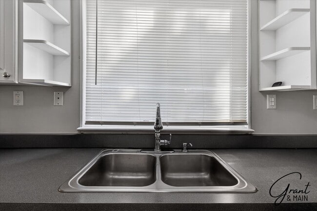 Building Photo - $1250 2 bedroom bungalow