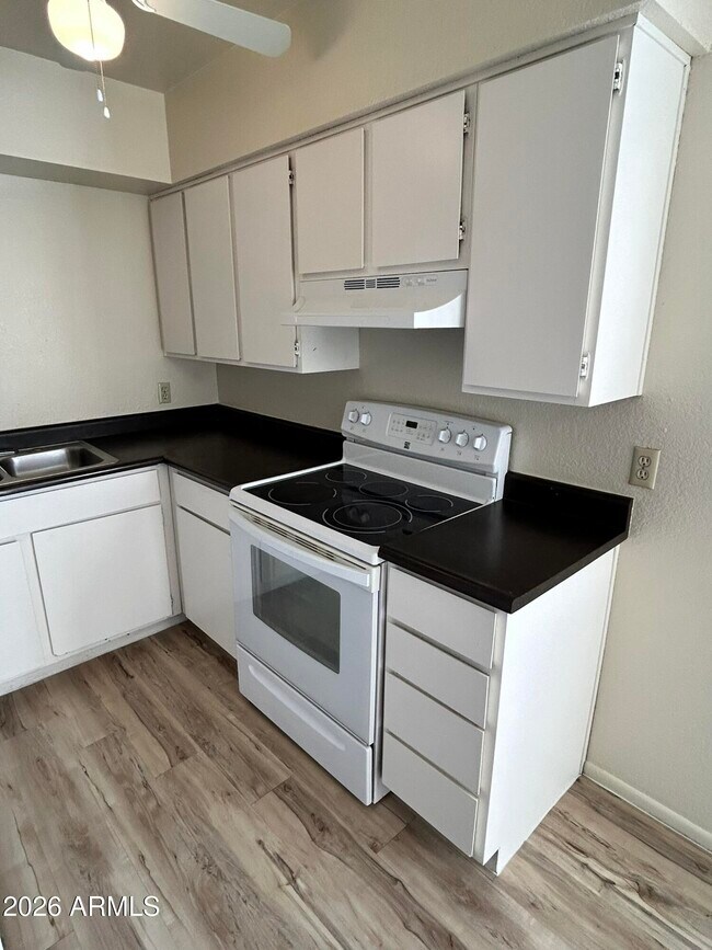 Building Photo - 2652 E Oakleaf Dr