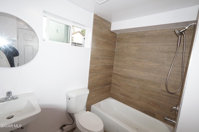 Building Photo - 448 W 41st Pl