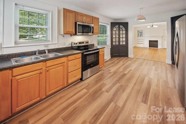 Building Photo - 152 W Park Ave