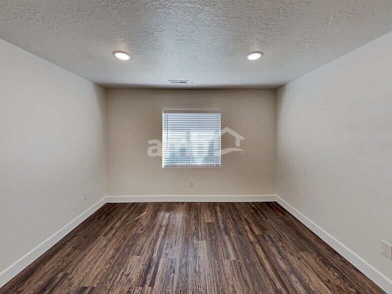 Building Photo - 2184 E Silverado Ln