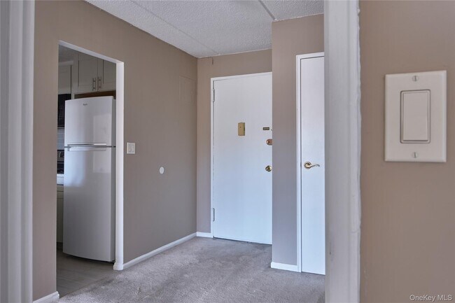 Building Photo - 2 Consulate Dr