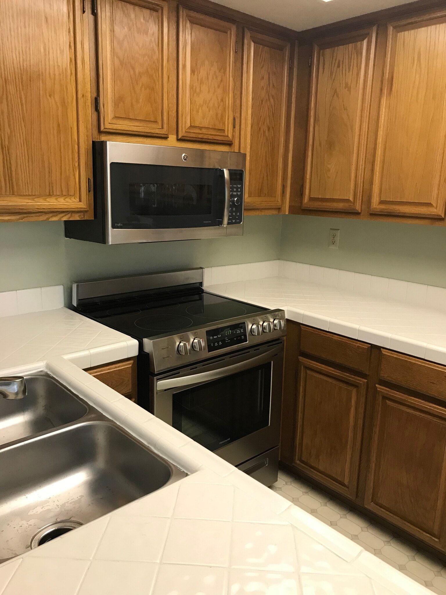 microwave/convection oven + oven/ stovetop - 826 Boardwalk Pl