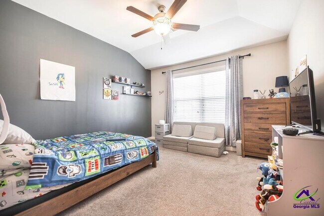 Building Photo - 421 Newport Ave