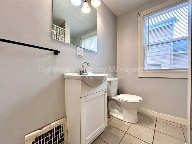 Building Photo - 39 Iona Ave