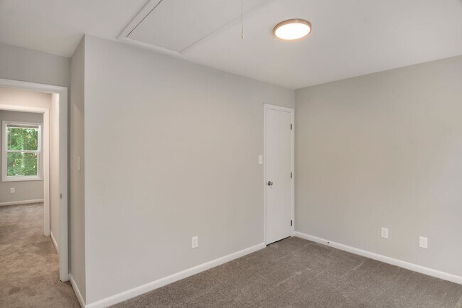 Building Photo - Beautiful 3 bed, 1/5 bath duplex in East R...