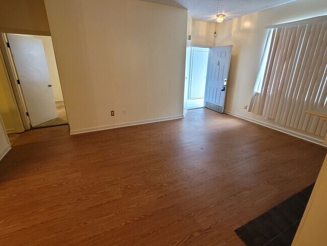 Building Photo - 100 Brighton Hl Cir