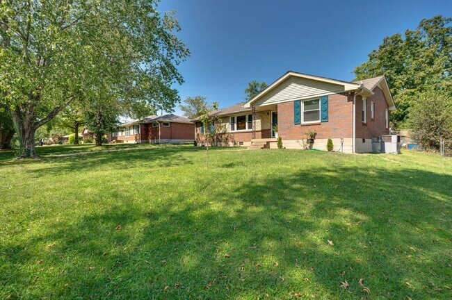 Building Photo - 3 Bedroom 1 Bath Donelson House by Two Riv...