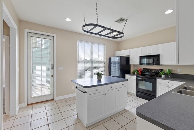 Building Photo - 3034 Cummings Ave