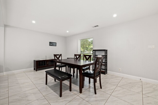Building Photo - 2114 Briargreen Dr