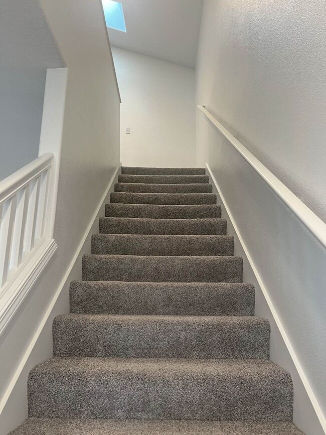 Building Photo - Beautiful West Linn Home in a Quiet, Desirable Neighborhood