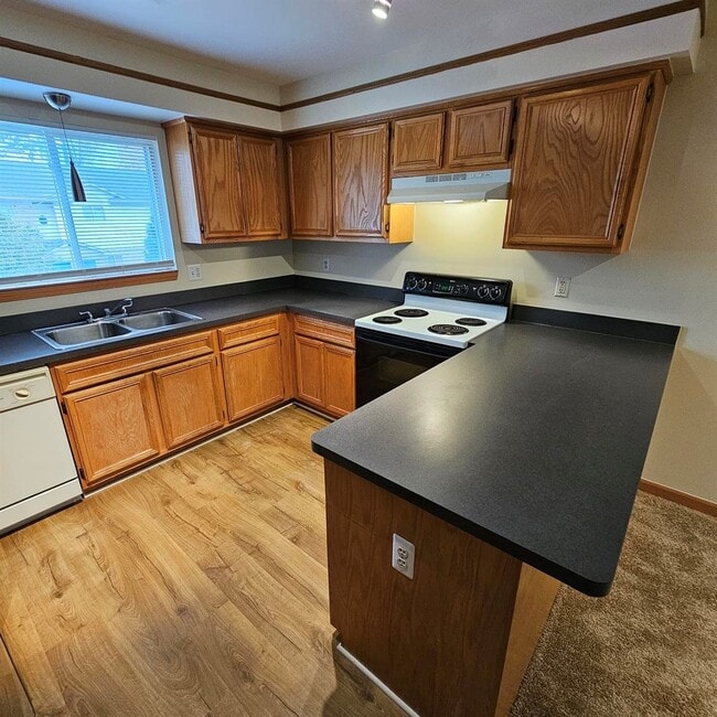Building Photo - 2 Bedroom Upper Condo w/ Modern Lighting F...
