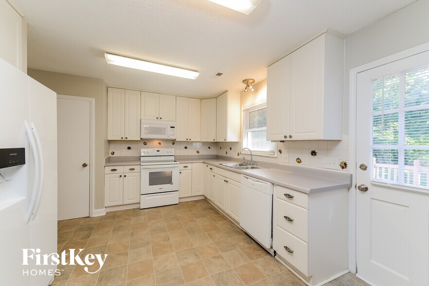 Building Photo - 1045 High Ridge Rd