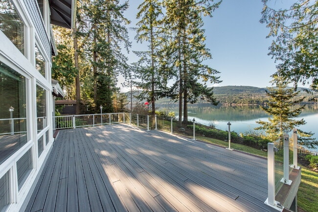 Building Photo - Beautiful Custom Home Overlooking Sequim Bay