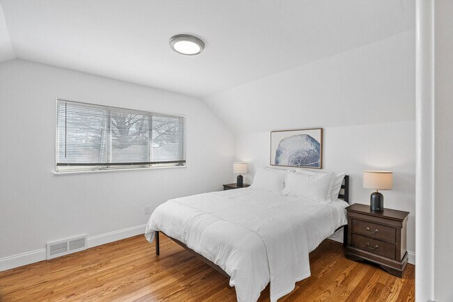 Building Photo - 5382 Kings Park Dr