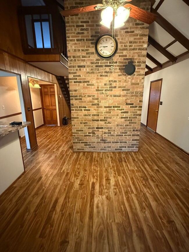 Building Photo - Picturesque country home