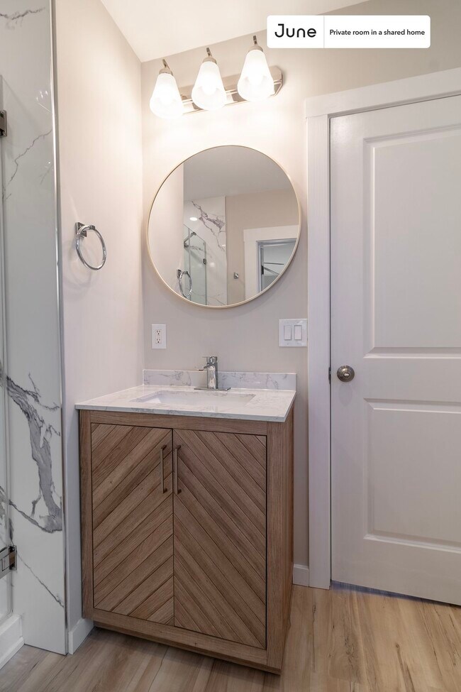Building Photo - Room in Shared 5 bed/2 bath home in Brookline