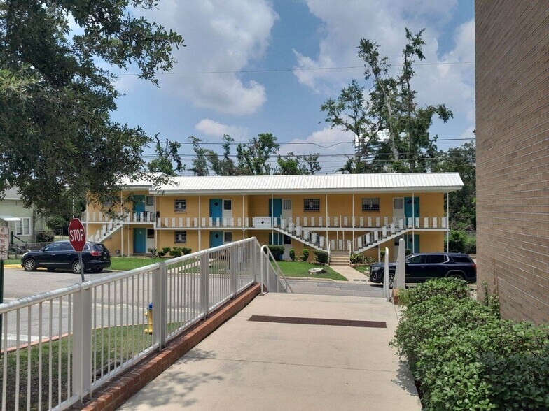 Building Photo - 318-330 W Harrison St