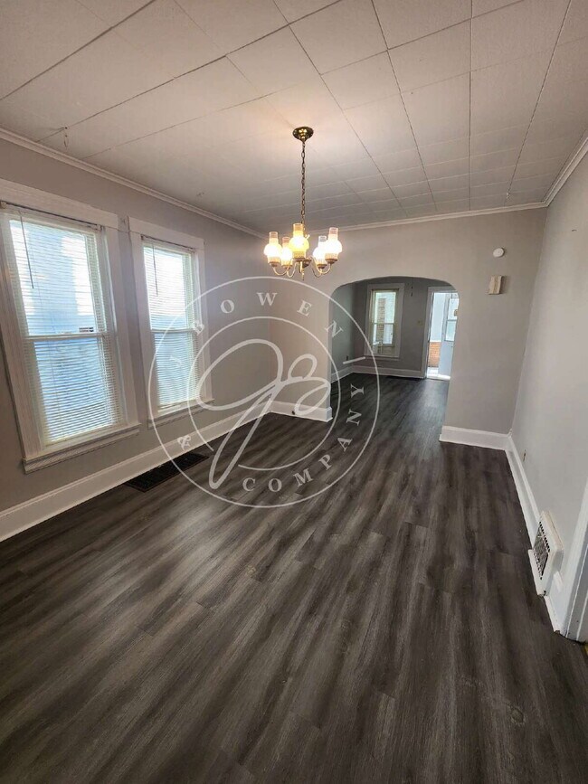 Building Photo - "Charming 2 possible 3-Bedroom Home on Uta...