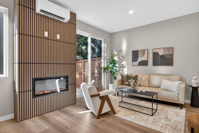 Building Photo - 15609 SE Meadowlark Ln