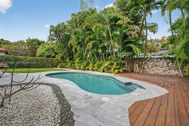 Building Photo - 425 NE 114th St