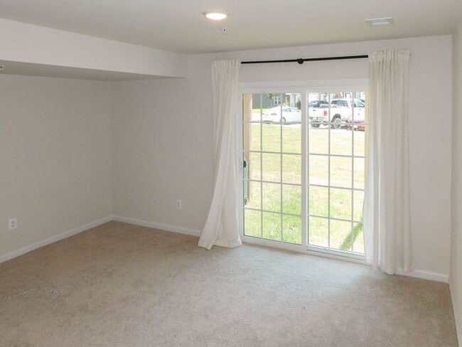 Building Photo - Pet Friendly 3 Story Inner Townhouse with ...
