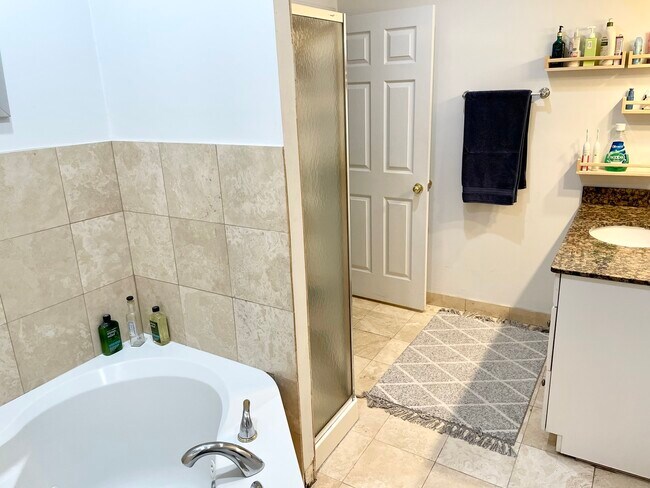 Building Photo - 2724 W Warren Blvd