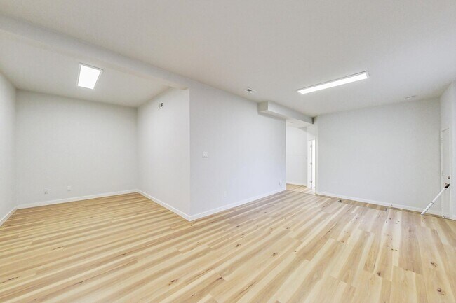 Building Photo - Introducing the Perfect Blend of Elegance and Comfort in San Francisco's Westwood Highlands!