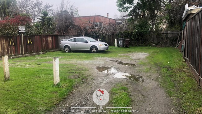 Building Photo - Remodeled 1 bedroom with hardwood flooring and spacious modern kitchen with new appliances!