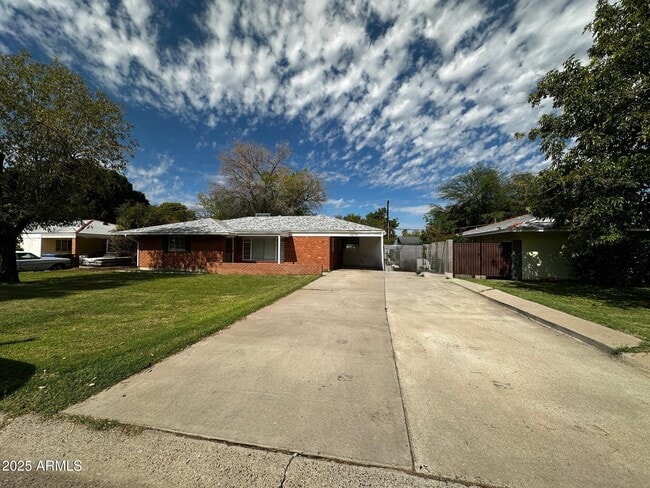 Building Photo - 4238 E Pinchot Ave