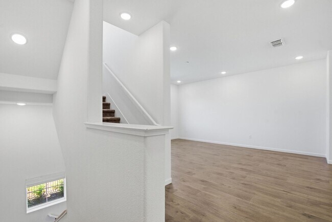 Building Photo - Spacious 3 Bed Townhome with Garage, A/C & Modern Finishes
