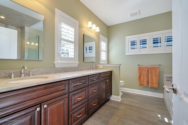 Building Photo - 330 Villa Park Wy