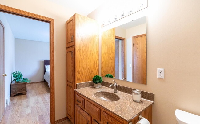 Building Photo - 878 Sky Ridge Dr