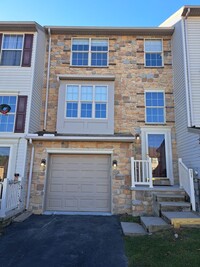 Building Photo - 3 Bed / 1-1/2 Bath Single Family Townhome ...